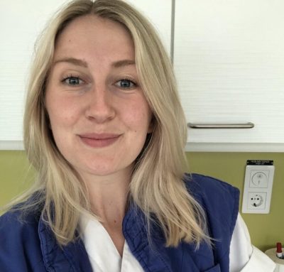 Före detta rytmuseleven Annie Dahlin leer och tittar in i kameran.