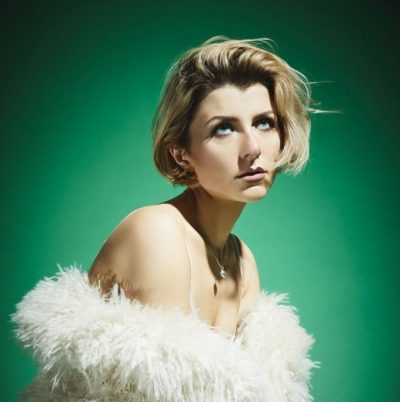 Före detta rytmuseleven Cornelia Jacobs blir fotograferad i en grön studio.