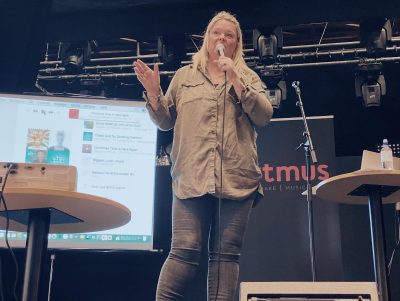 Britta Bergström pratar på en scen på en Clinic på Rytmus.