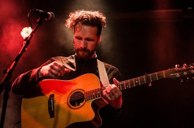 Meadows spelar gitarr på en scen under en Clinic på Rytmus Örebro.