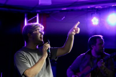Sandro Cavazza sjunger på en scen på Rytmus Malmö.