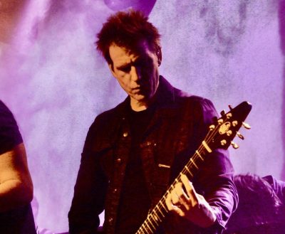 Christoffer Amott spelar elgitarr under en konsert.