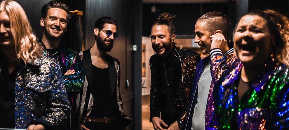 Bandet The mudd club skrattar tillsammans backstage.