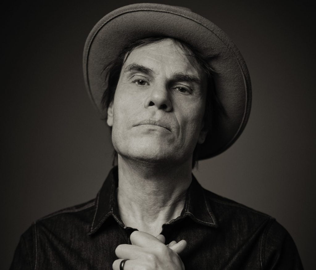 Ulf Ivarsson tittar in i kameran i en fotostudio.