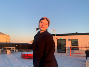 Eleven Mira står på en snöig gata och tittar in i kameran.