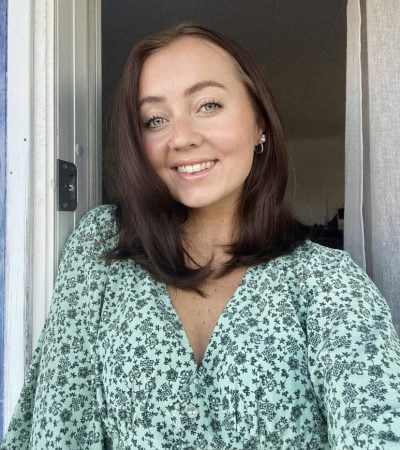 Före detta rytmuseleven Tindra ler och tittar in i kameran