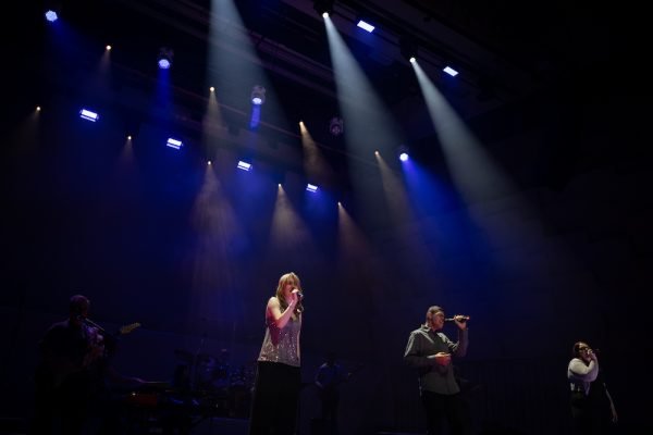 Elev på scen under konsert.