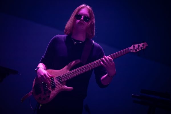 Elev med solglasögon på bas.