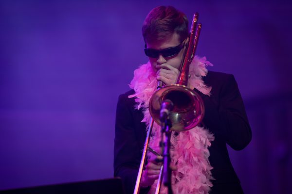 Elev med boa och trumpet.