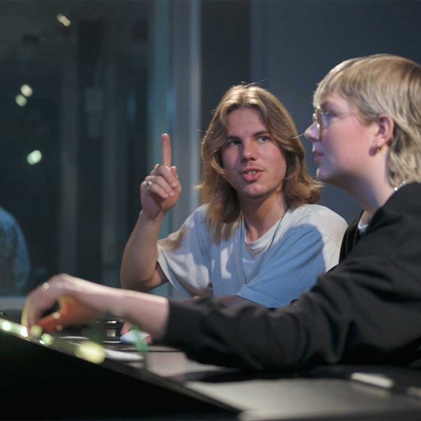 Elev spelar upp en låt i studio.
