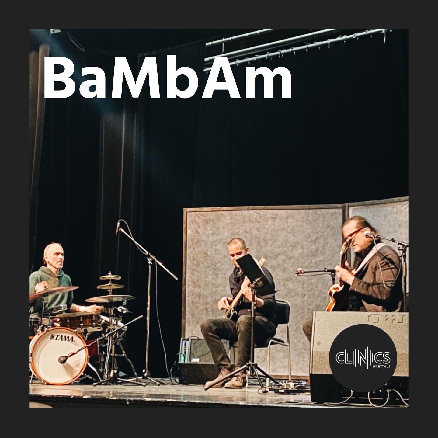 Bandet BaMbAm spelar på en scen under en Clinic på Rytmus.