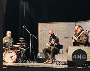 Bandet BaMbAm spelar på en scen under en Clinic på Rytmus.