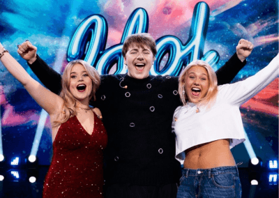 Tuva, Love och Nicolina håller om varandra framför Idol-loggan