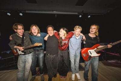 Sex elever som spelar musik ihop.