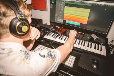 Elev arbetar vid datorn med musikproduktion.