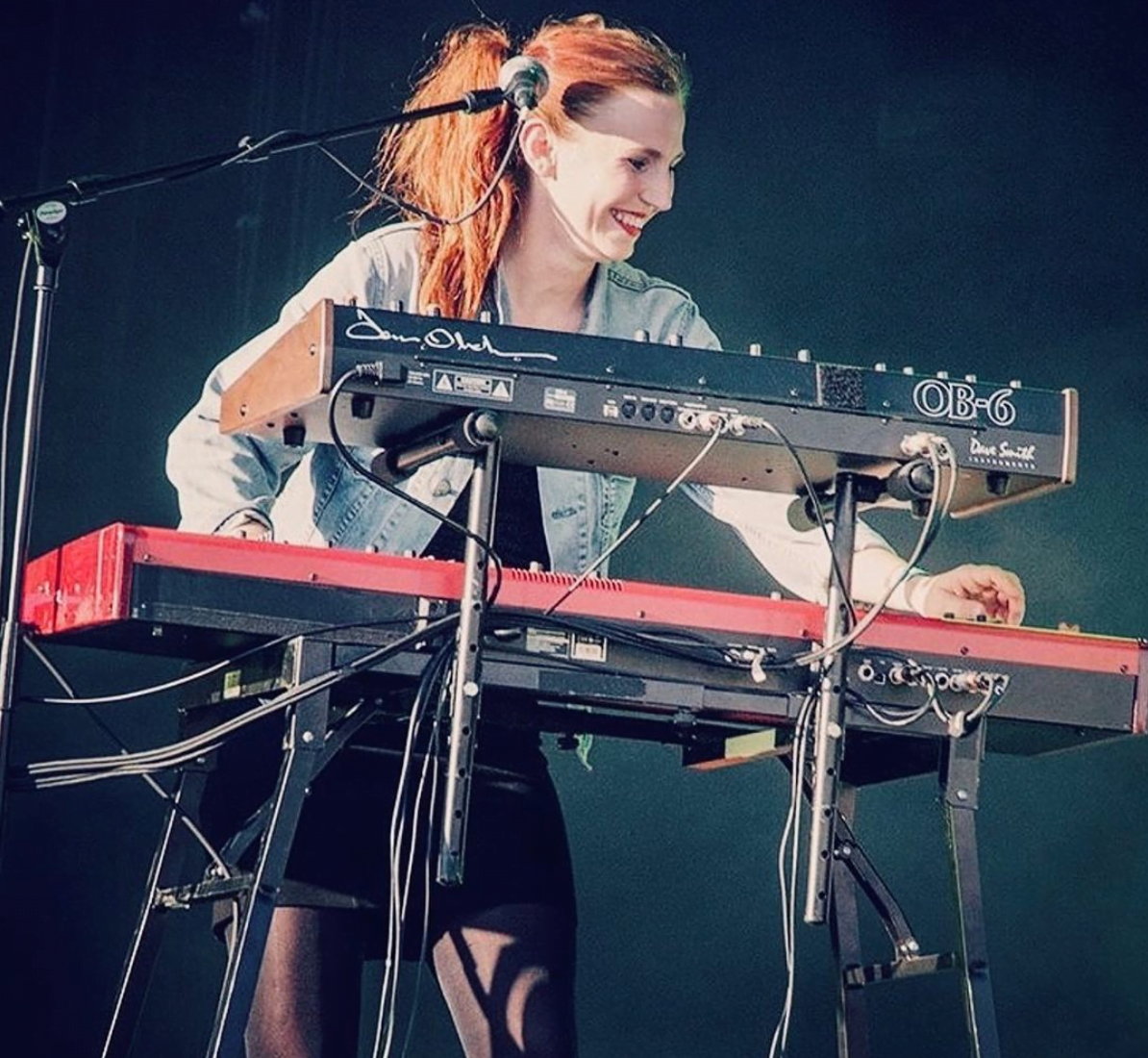Mickaela Hansson leer och spelar piano under en spelning.
