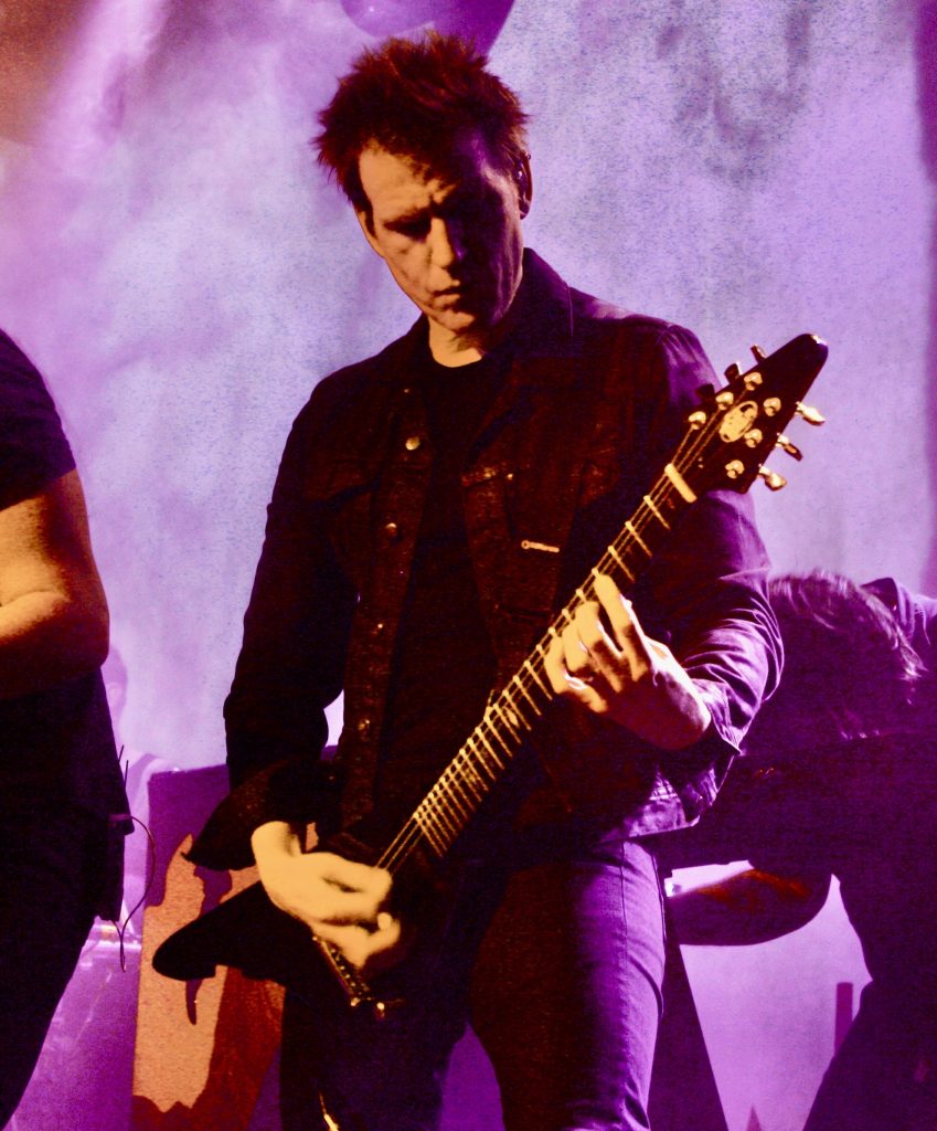 Christoffer Amott spelar elgitarr under en konsert.