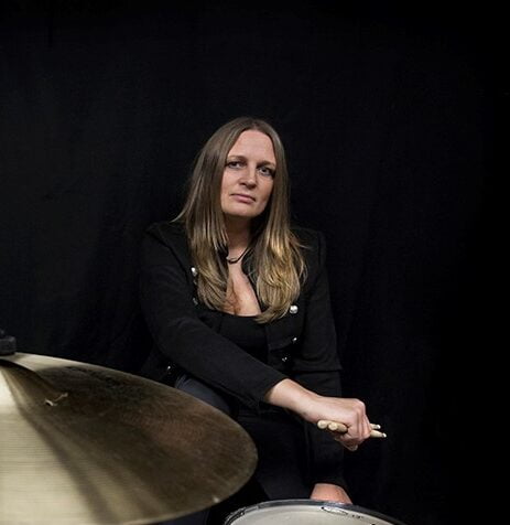 Linda Gustavsson spelar trummor.