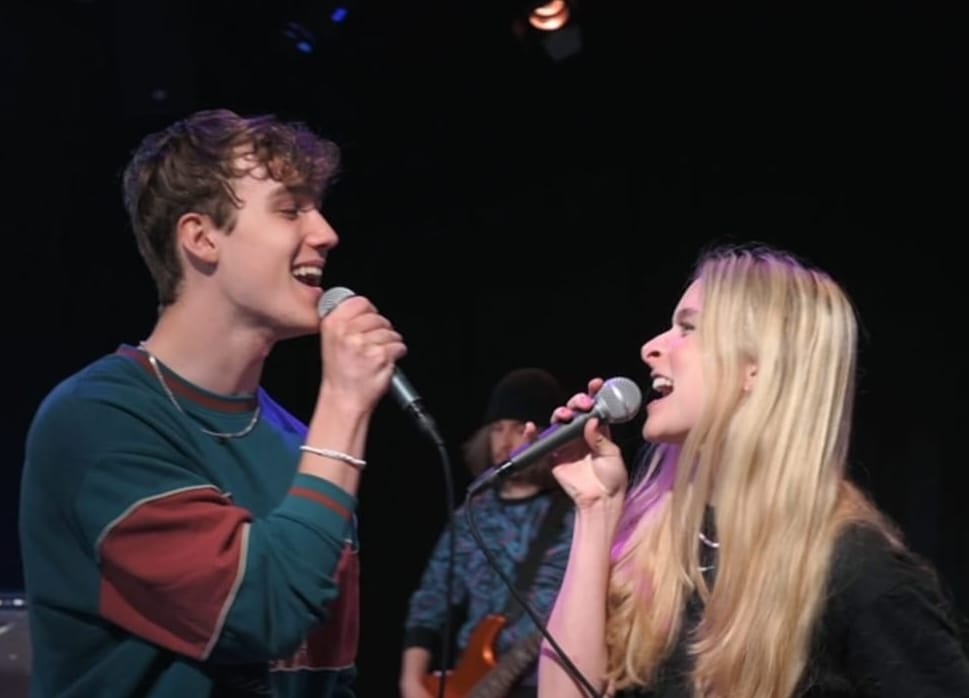 Elever som sjunger på scen