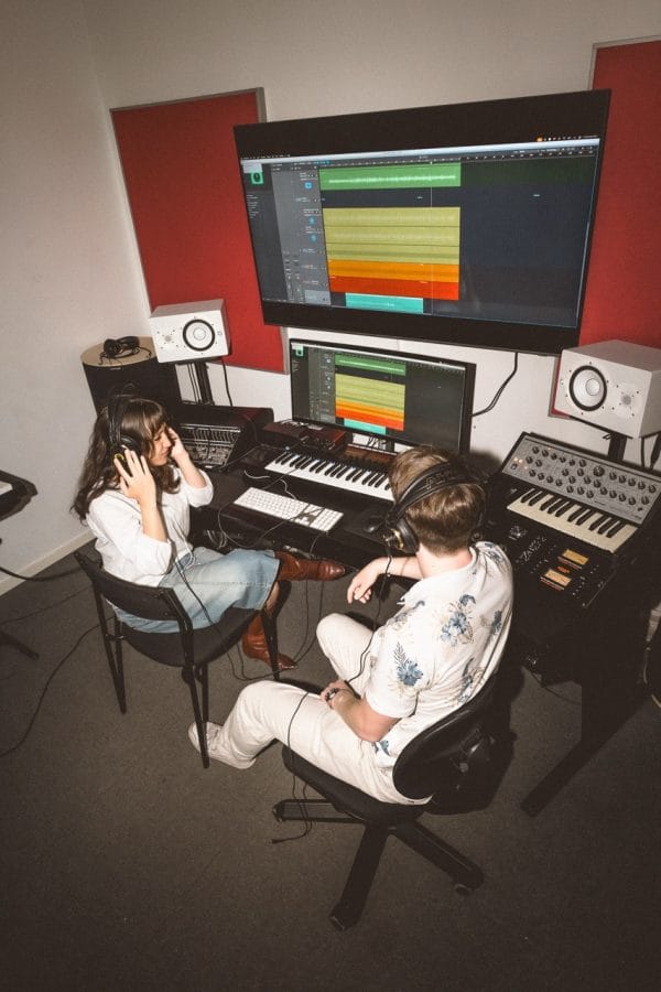 Två elever arbetar ihop i musikstudion.
