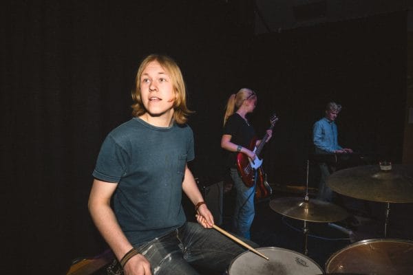 Kille spelar trummor.