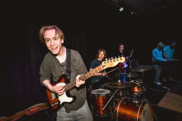 Elever spelar ihop i band.
