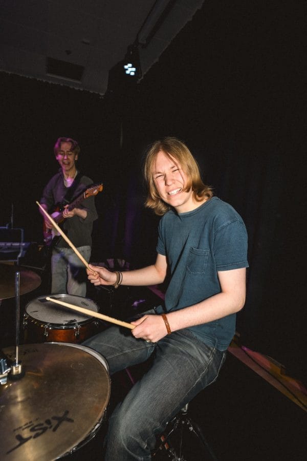 Kille som spelar trummor.