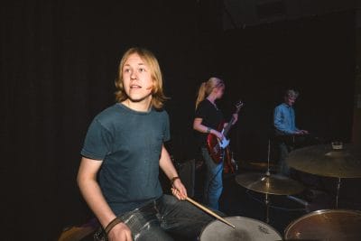 Kille spelar trummor.