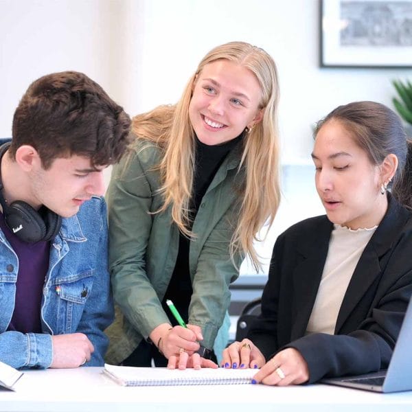 Tre elever i ett klassrum