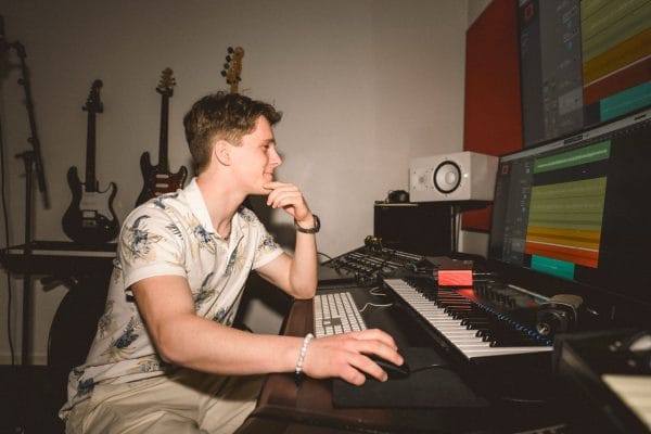 Kille funderar vid ett mixebord i en musikstudio.