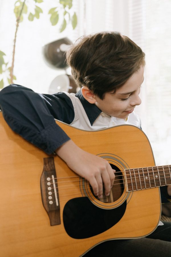 Pojke spelar gitarr